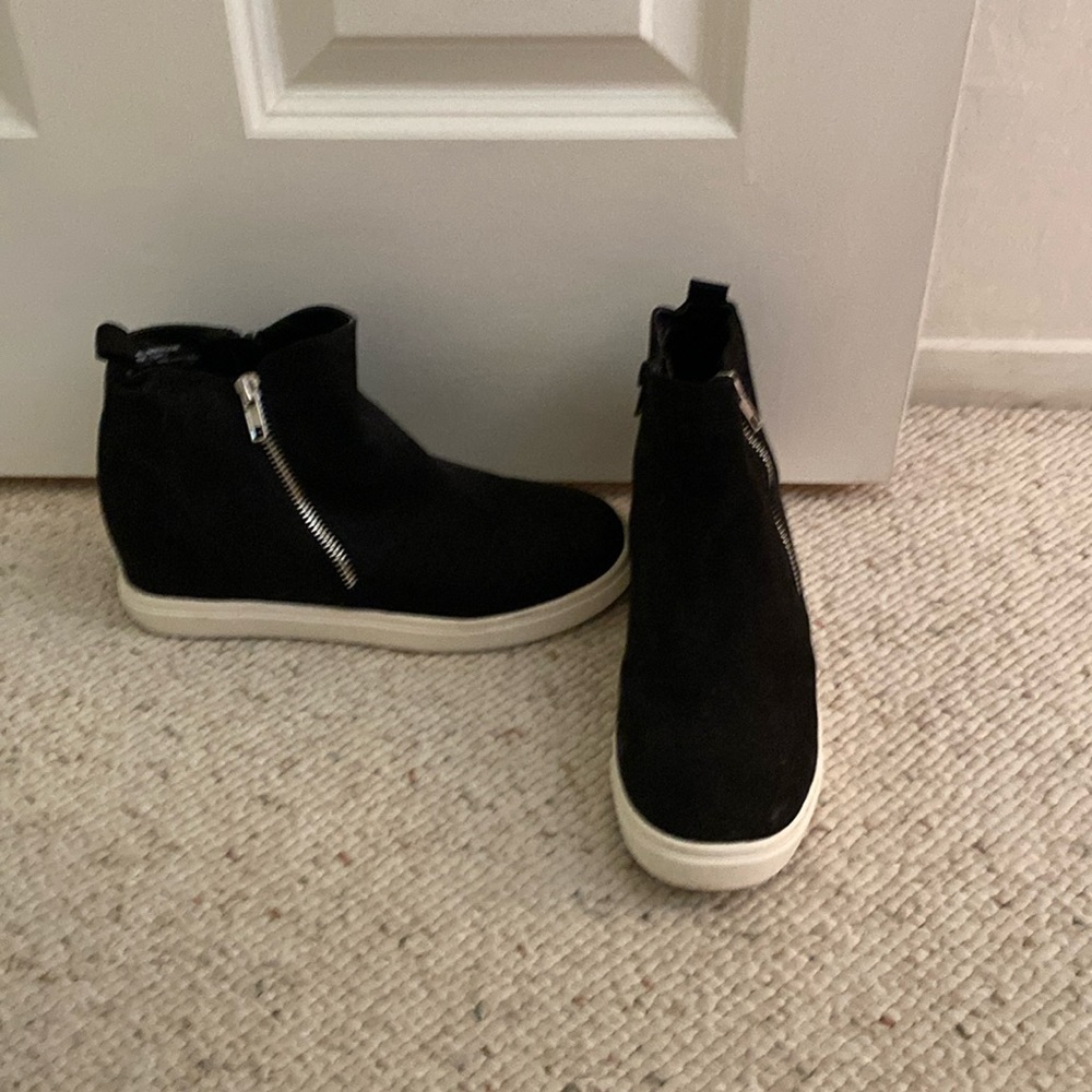 Black womens sneakera